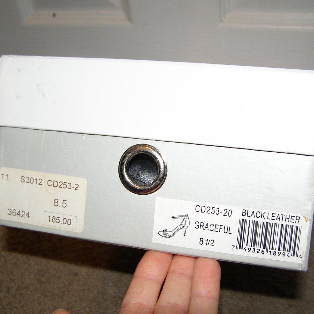 LIKE NEW Charles David 8.5 Leather Kitten Heels - Picture 2 of 10